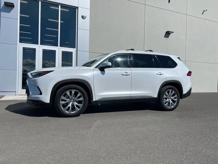 2024 Toyota Grand Highlander XLE photo 1