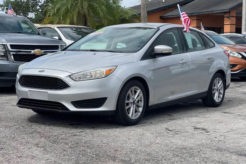 2017 Ford Focus SE photo 1