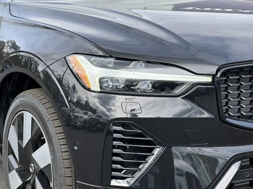 2025 Volvo XC60 Hybrid T8 Plus photo 1