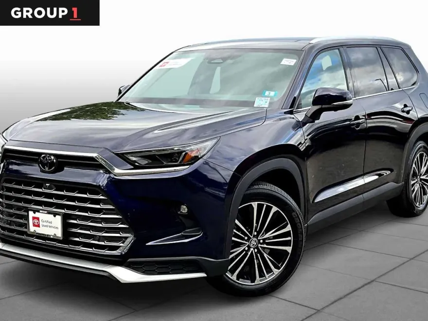 2024 Toyota Highlander Hybrid Platinum photo 1
