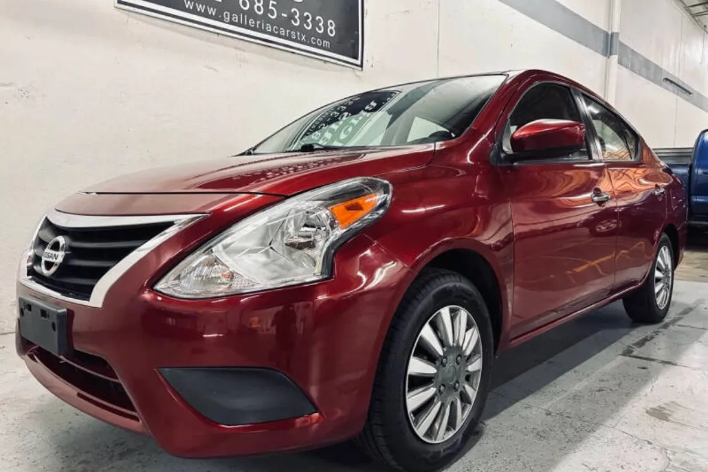 2019 Nissan Versa SV photo 1