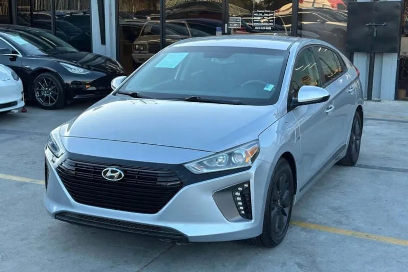 2019 Hyundai Ioniq Plug-In Hybrid SEL photo 1