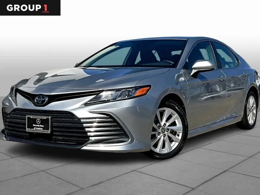 2023 Toyota Camry LE photo 1
