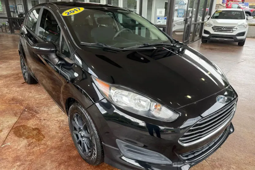 2017 Ford Fiesta SE photo 1