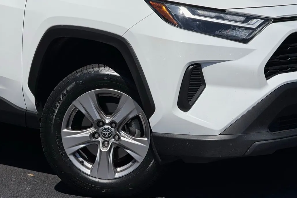 2023 Toyota RAV4 XLE photo 1