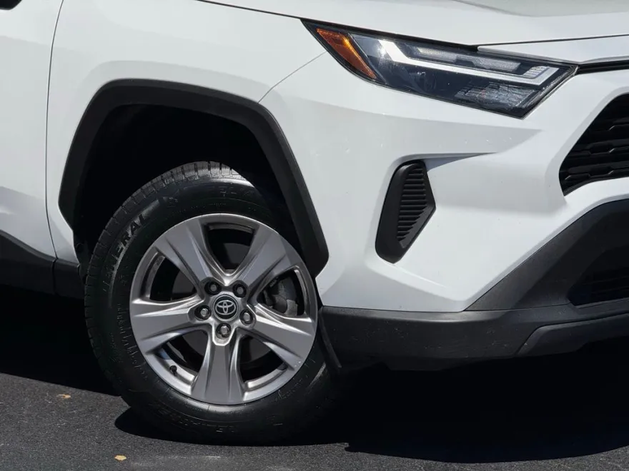 2023 Toyota RAV4 XLE photo 1