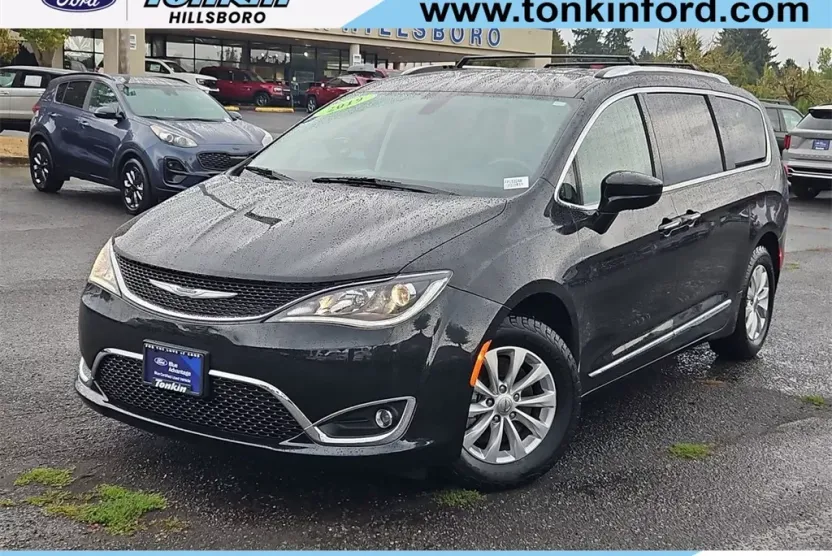 2019 Chrysler Pacifica Touring L photo 1