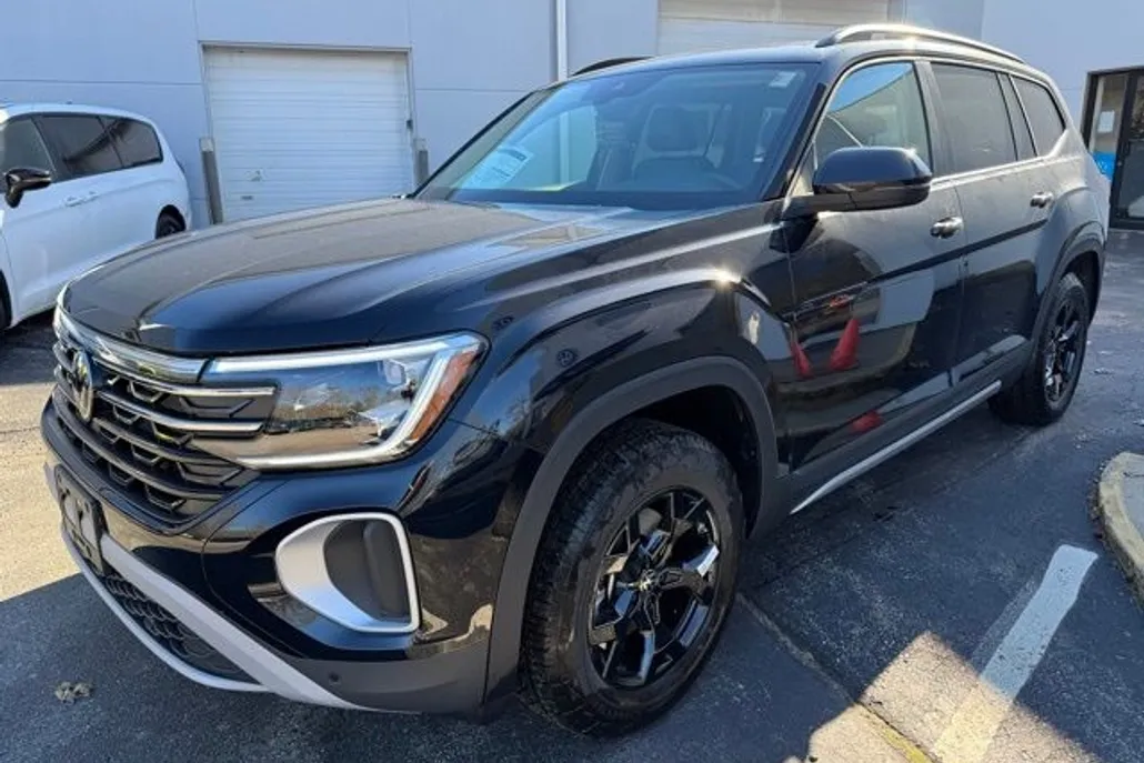 2025 Volkswagen Atlas Peak Edition photo 1