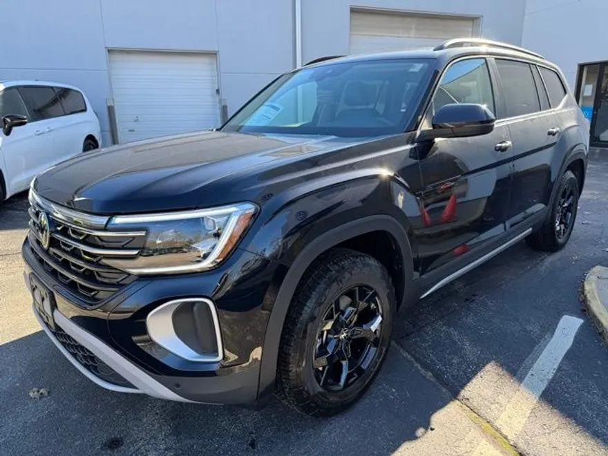 2025 Volkswagen Atlas Peak Edition photo 1