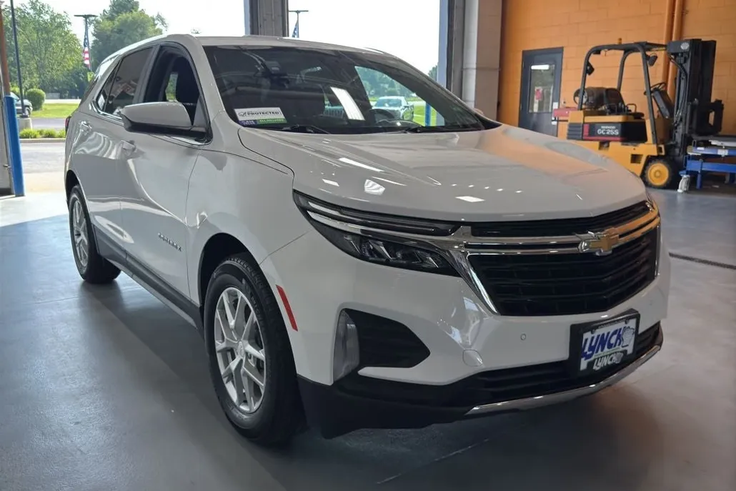 2022 Chevrolet Equinox LT photo 1