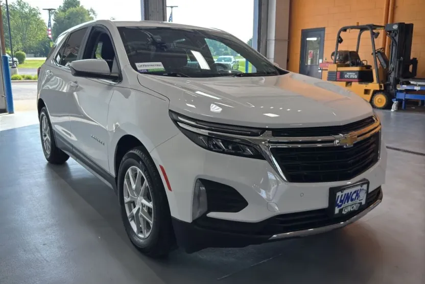 2022 Chevrolet Equinox LT photo 1