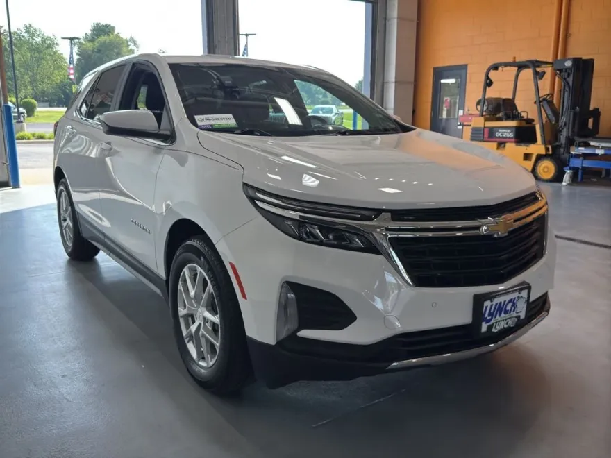 2022 Chevrolet Equinox LT photo 1