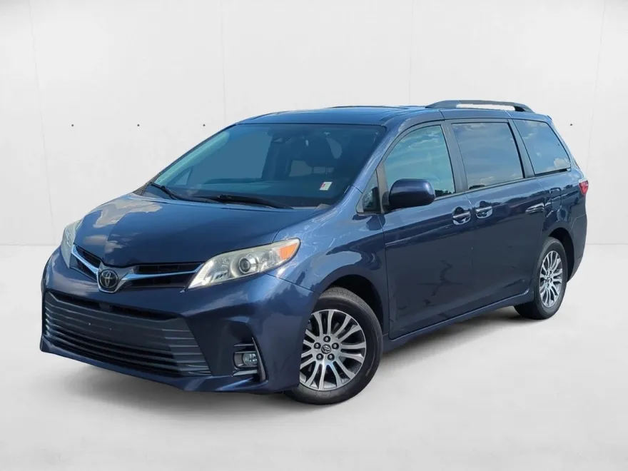 2018 Toyota Sienna XLE photo 1