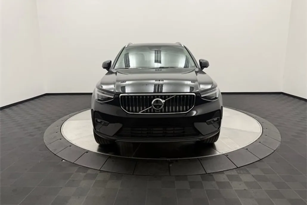 2025 Volvo XC40 photo 1