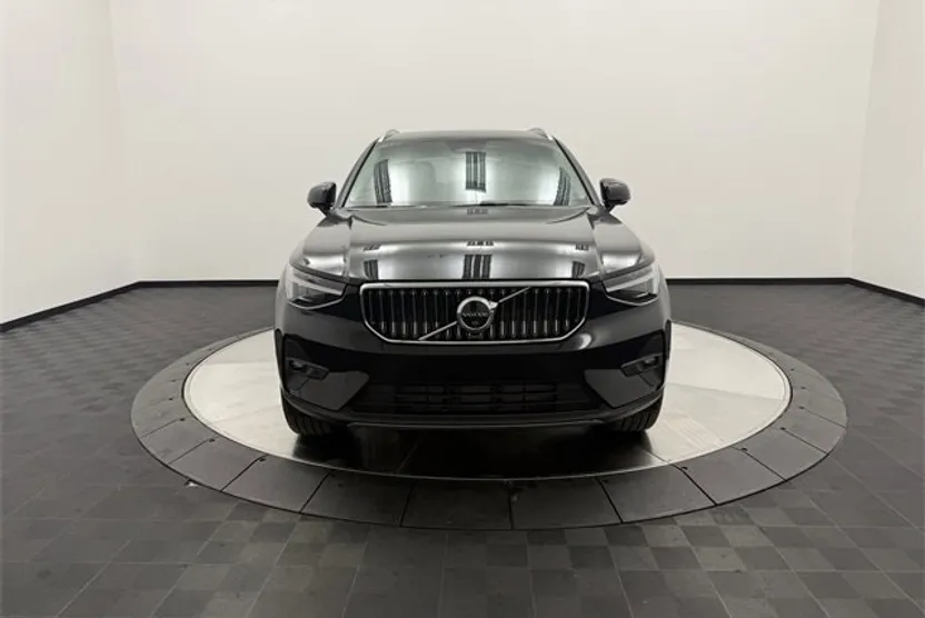 2025 Volvo XC40 photo 1