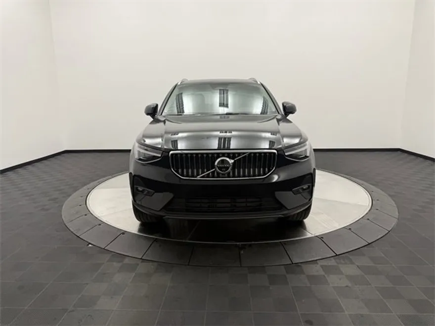 2025 Volvo XC40 photo 1
