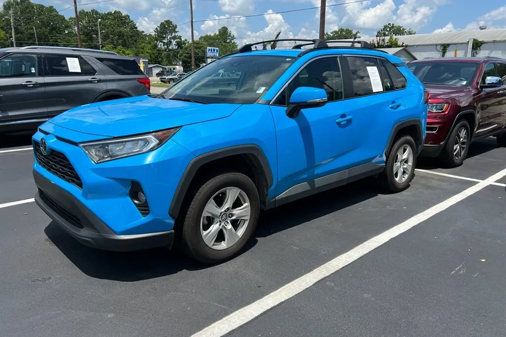 2021 Toyota RAV4 XLE photo 1