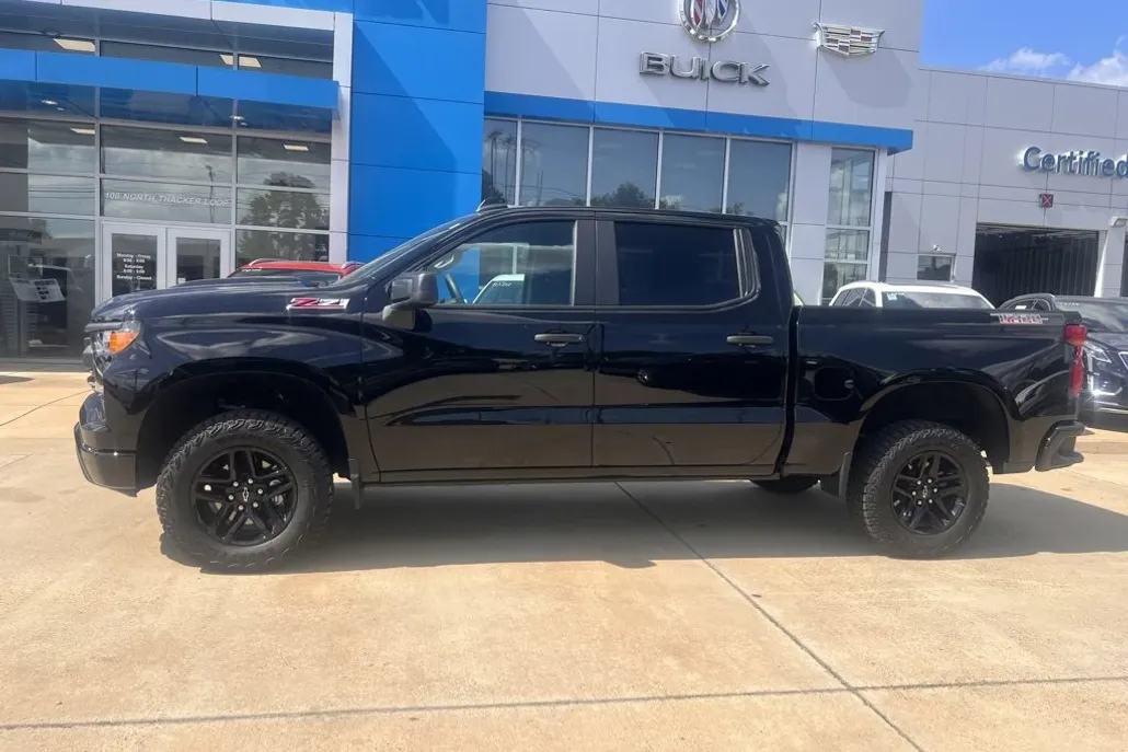 2025 Chevrolet Silverado 1500 Custom Trail Boss photo 1