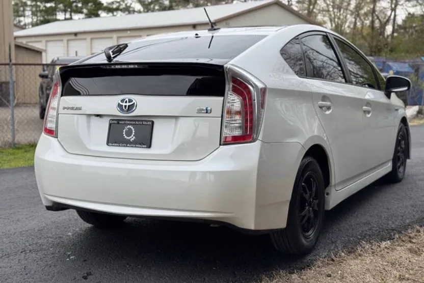 2013 Toyota Prius Five photo 1
