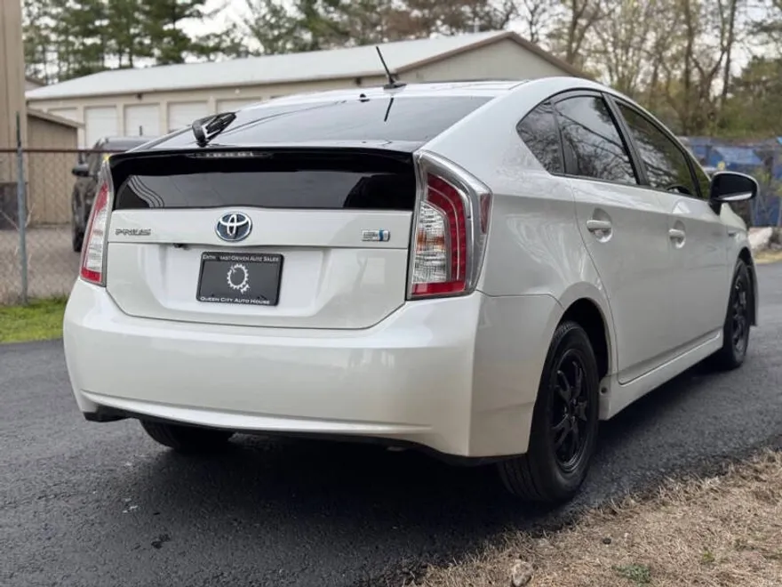 2013 Toyota Prius Five photo 1