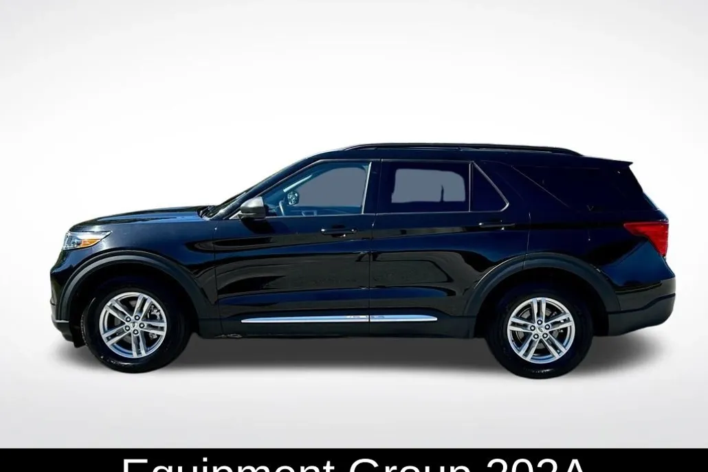 2023 Ford Explorer XLT photo 1