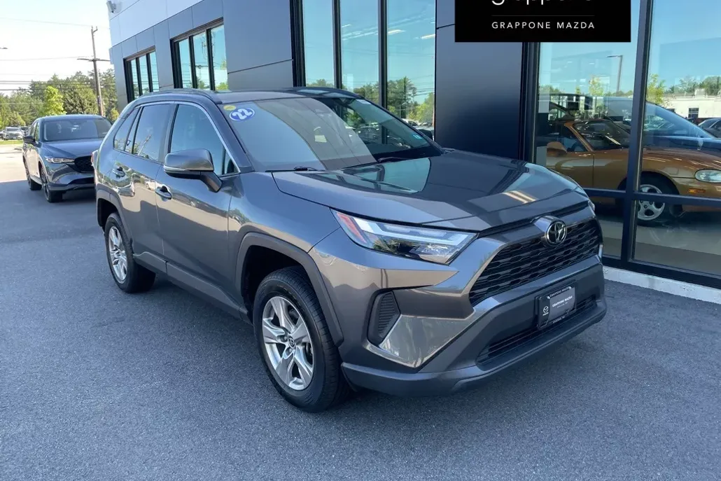 2022 Toyota RAV4 XLE photo 1