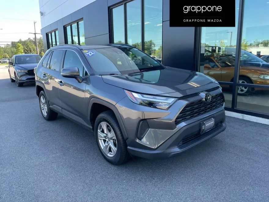 2022 Toyota RAV4 XLE photo 1