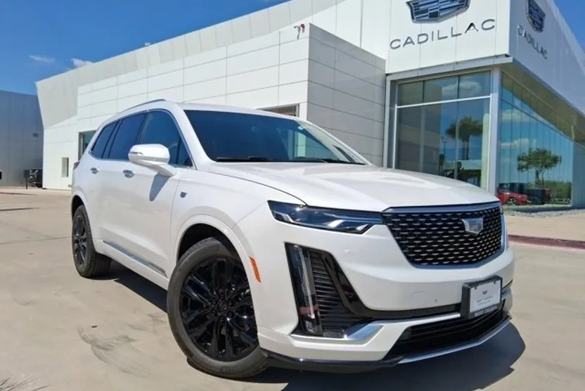 2025 Cadillac XT4 Luxury photo 1