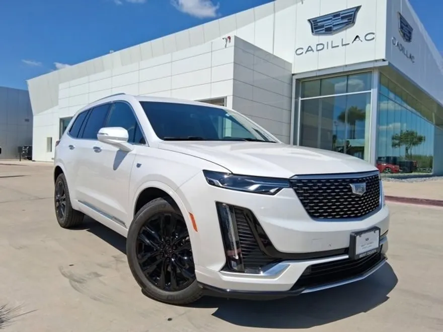 2025 Cadillac XT4 Luxury photo 1