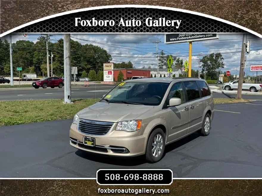 2015 Chrysler Town & Country Touring photo 1