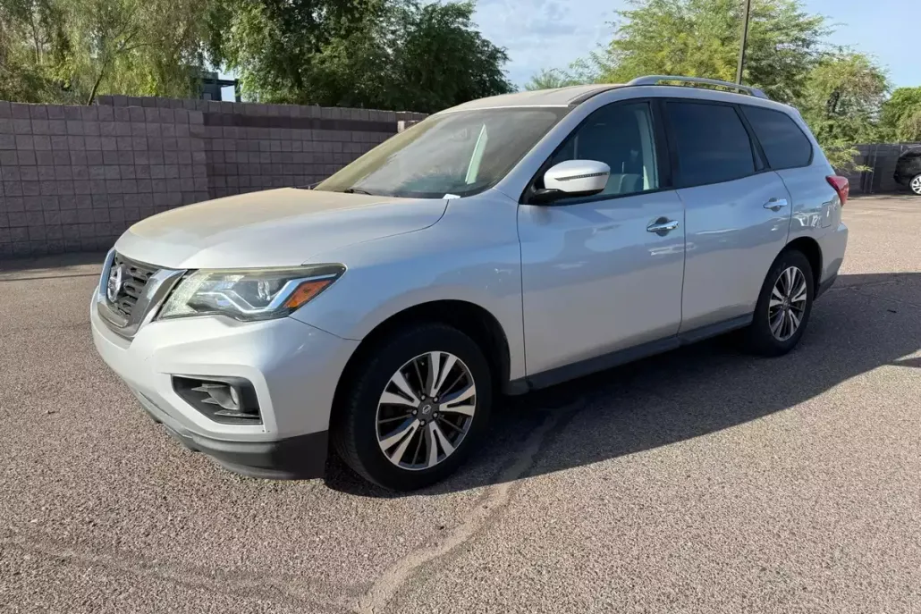 2017 Nissan Pathfinder SV photo 1
