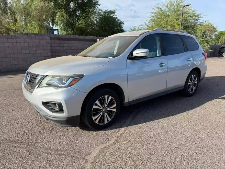 2017 Nissan Pathfinder SV photo 1