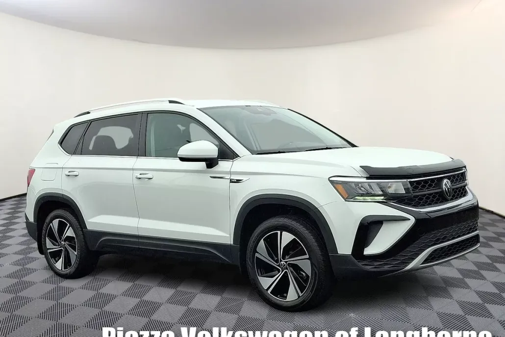 2024 Volkswagen Taos SE photo 1