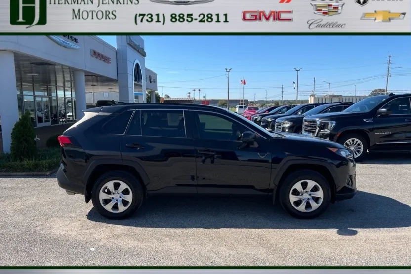 2019 Toyota RAV4 LE photo 1