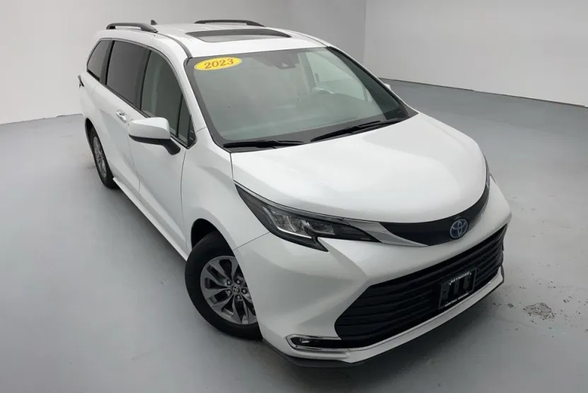 2023 Toyota Sienna XLE photo 1