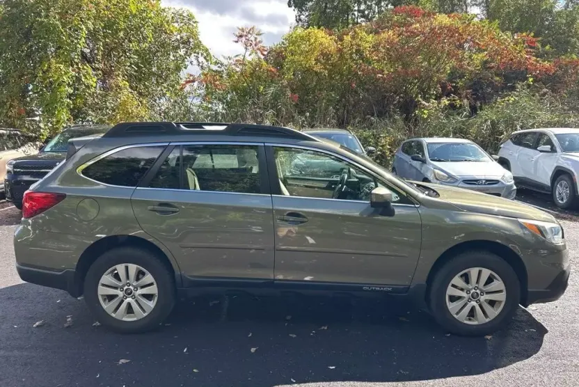 2017 Subaru Outback 2.5i Premium photo 1