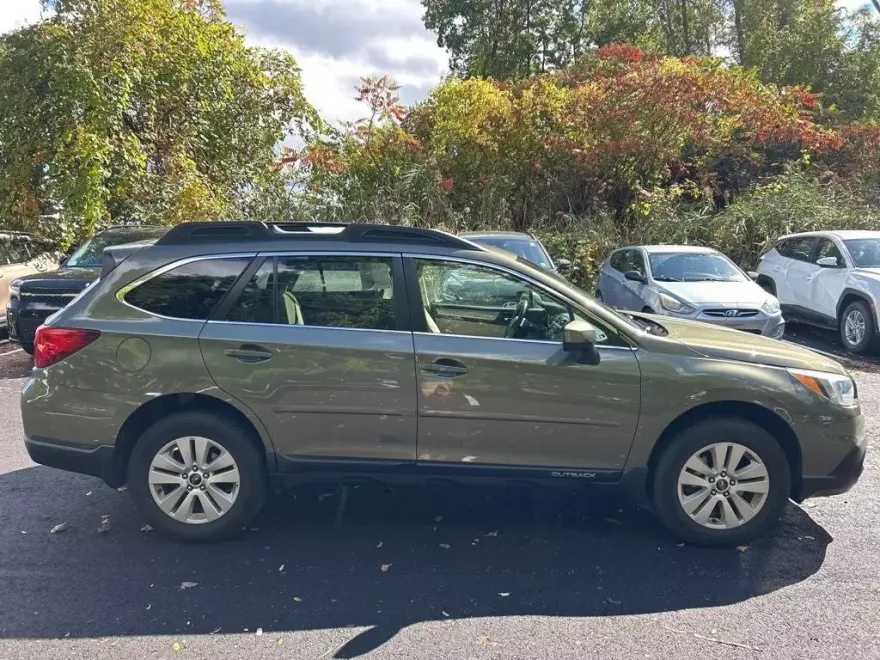 2017 Subaru Outback 2.5i Premium photo 1
