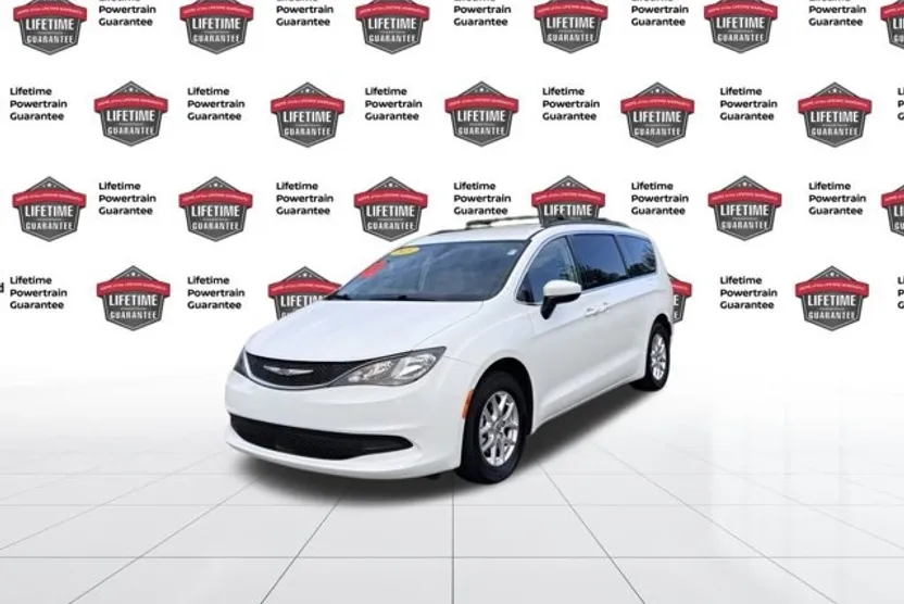2021 Chrysler Voyager LXi photo 1