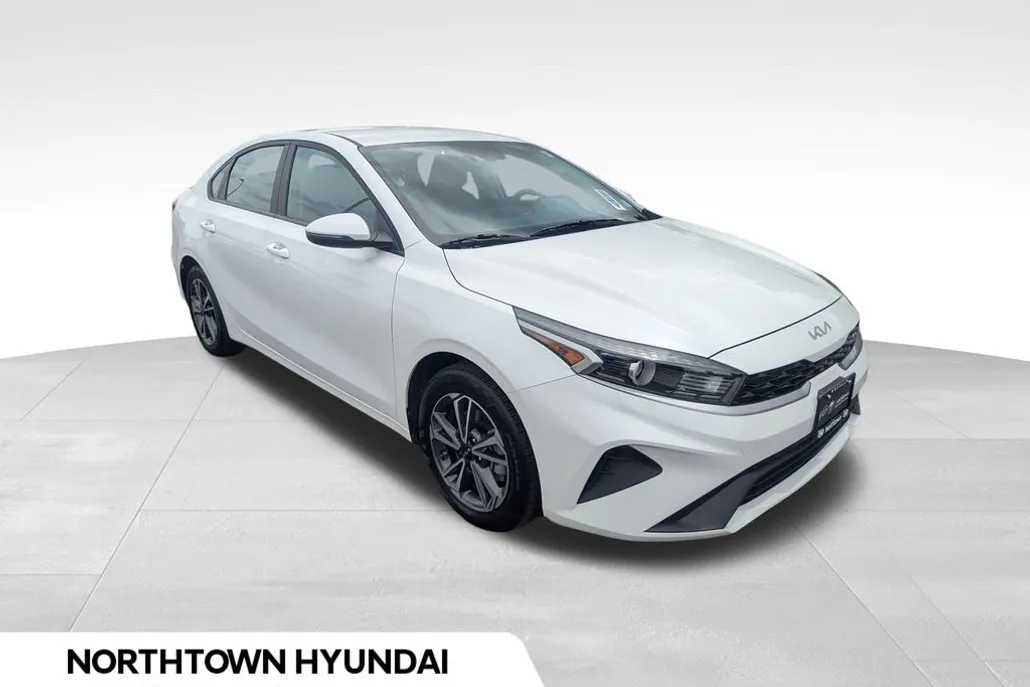 2023 Kia Forte LXS photo 1