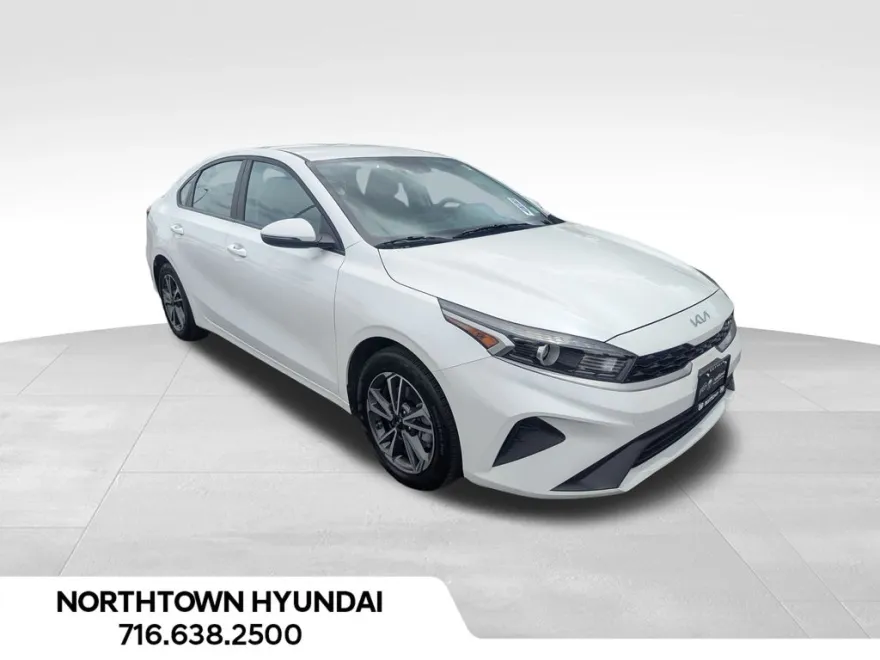 2023 Kia Forte LXS photo 1
