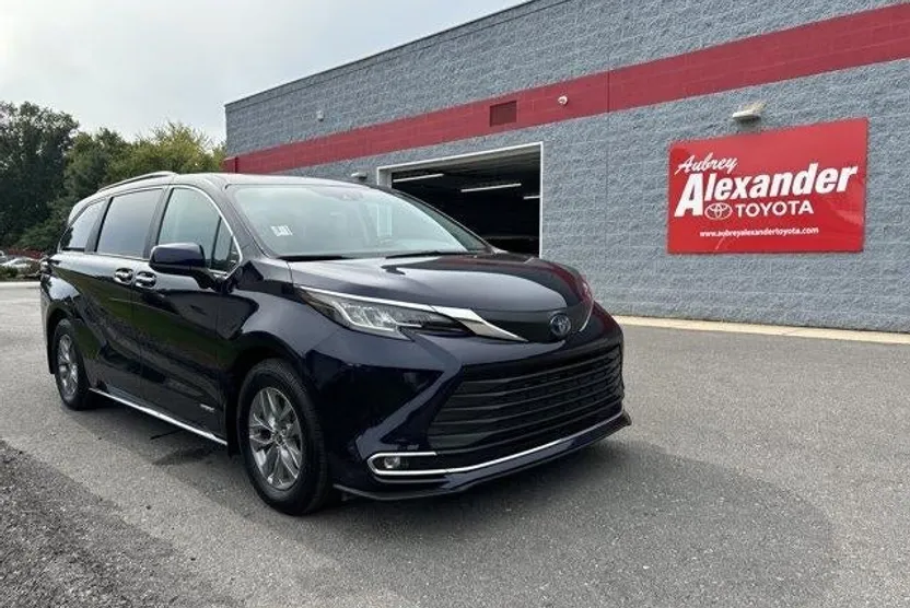 2021 Toyota Sienna XLE photo 1
