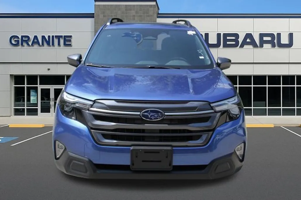 2025 Subaru Forester Premium photo 1