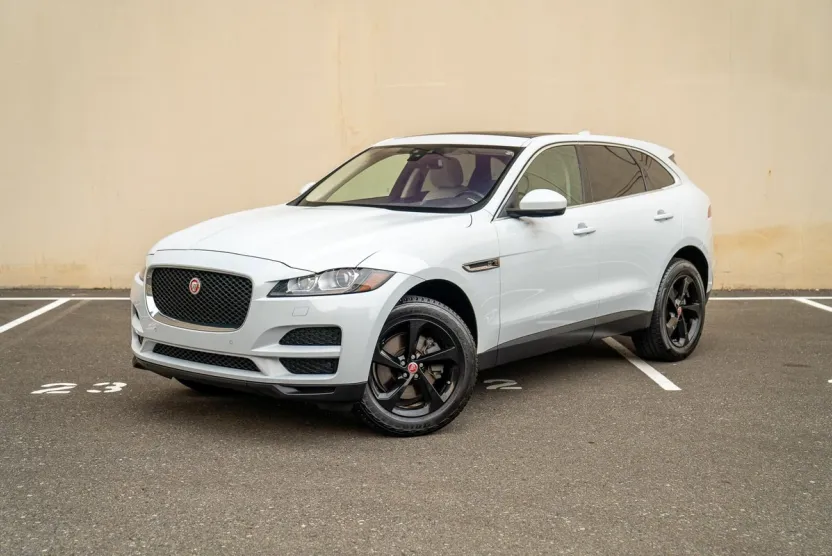 2017 Jaguar F-PACE Prestige photo 1