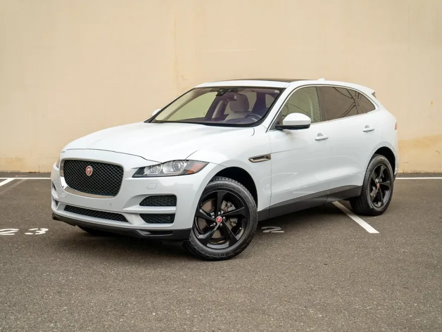2017 Jaguar F-PACE Prestige photo 1
