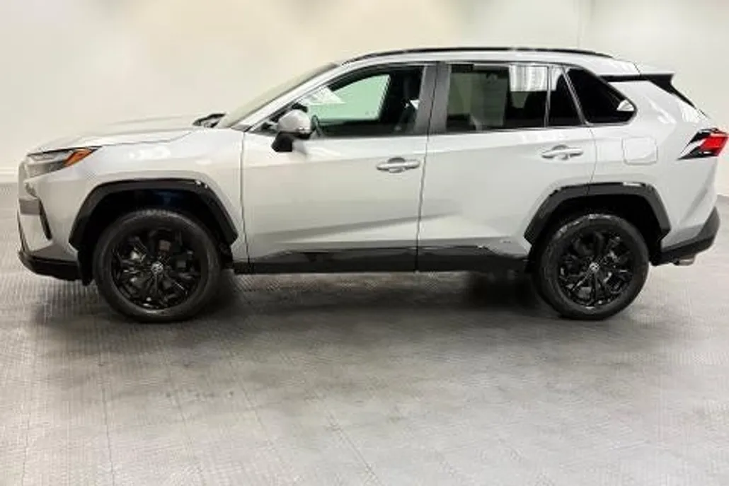 2022 Toyota RAV4 Hybrid SE photo 1