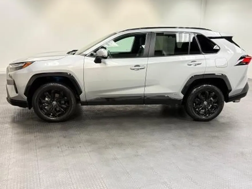 2022 Toyota RAV4 Hybrid SE photo 1