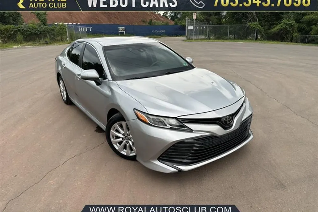 2018 Toyota Camry LE photo 1
