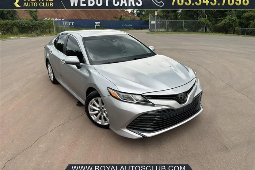 2018 Toyota Camry LE photo 1