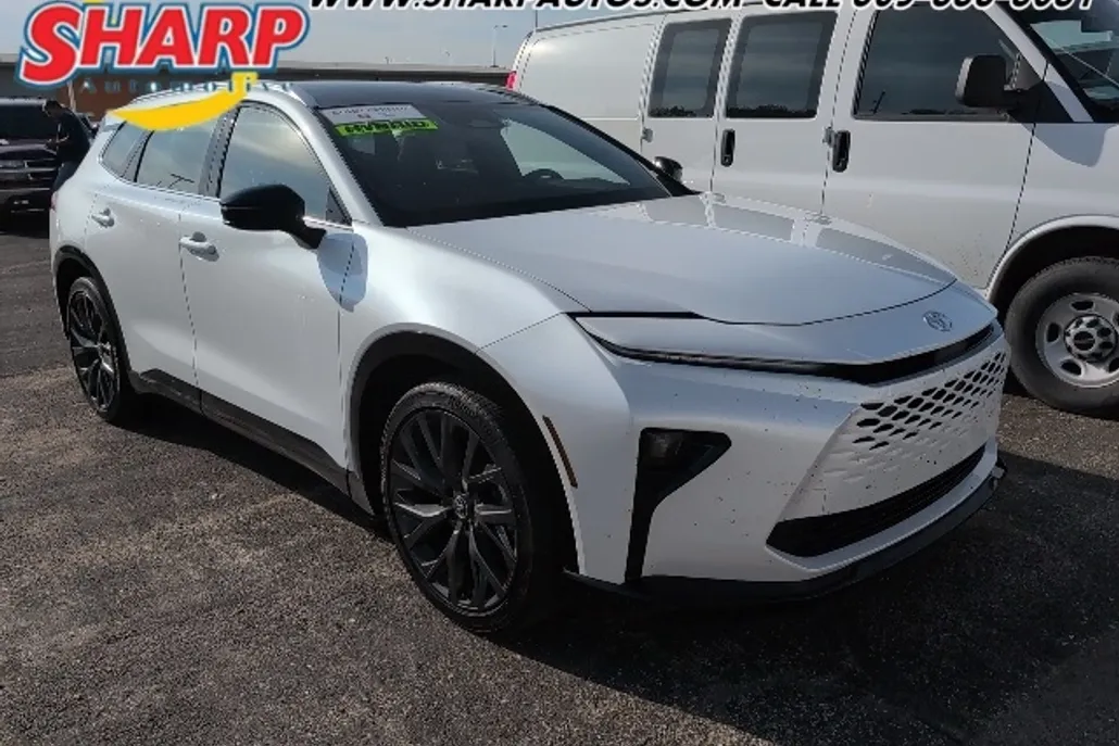 2025 Toyota Crown Signia XLE photo 1