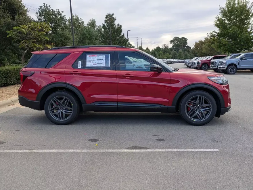 2025 Ford Explorer ST photo 1